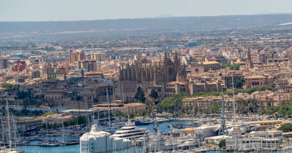 Famiglie a Maiorca nel 2026: spiagge sicure e quanto si spende davvero rispetto all’Italia