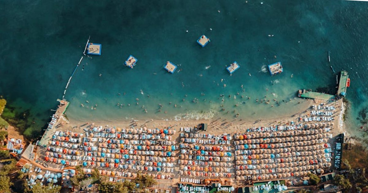 Spiagge private in Turchia nel 2026: quanto ti costa davvero un giorno di mare a Bodrum, Çeşme e Antalya?